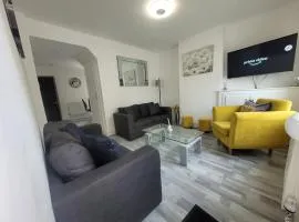 Pet Friendly 2-Bed Home Near Marina & Town - Free Parking