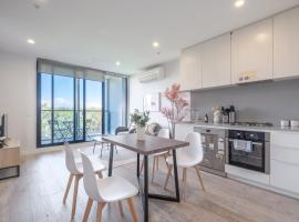 Serene 2BR2BA Apt in Parkville Pool Gym Parkin, Hotel in Melbourne