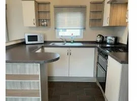 Comfortable 3-Bed Caravan - Combe Haven
