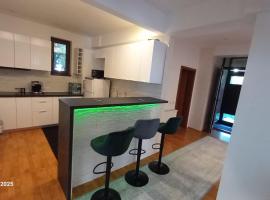 VillaWeb entire house for 10pers,just 5min to the center, hotel in Iaşi