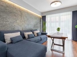 Elegant Blue Apartment in Gdańsk with Parking & Garden by Noclegi Renters、Zaspaのホテル