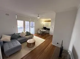 Randwick Shared Apt with Study Desk & Parking