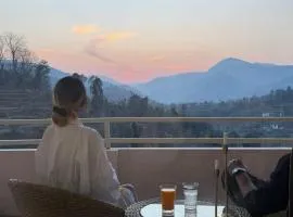 Nazaara - Mukteshwar ---- Witness Mountain view & Sunset view from your bed -------- Cafe - Family , Couple , GROUP Oriented room options AVAILABLE