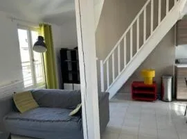 Duplex Mezzanine au calme Place de l'Horloge