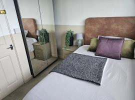 1 Double Bedroom-Shared House-Stonehouse-Stroud-Room 5, hotel v destinaci Stonehouse