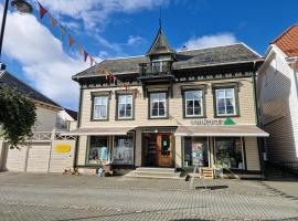 Charming apartment, 3rd floor in Swiss villa, hotel di Flekkefjord