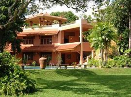 Spring Of Life Ayurveda Resort, hotel en Nikawatawana