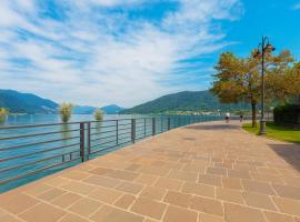 AQUARAMA - private pool - Lakefront apartment end free parking, hotel v destinaci Paratico