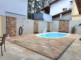 Casa em Condomínio com Piscina e Lago em UBATUBA