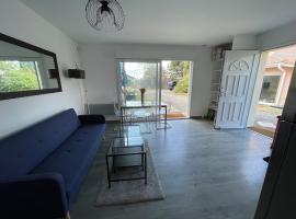 Charmante dépendance avec parking gratuit, hotel in Saint-Loubès