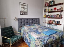 Charming room by Rock Church, nhà khách ở Helsinki