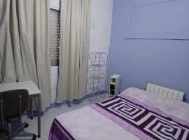 Habitación azul con cama doble disponible en Barcelona