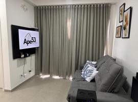 Apt 53 Bela Vista com garagem coberta e 2 quartos, Hotel in Espirito Santo Do Pinhal