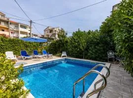 Dalmatian 230m2 with pool and garden near the old town for families
