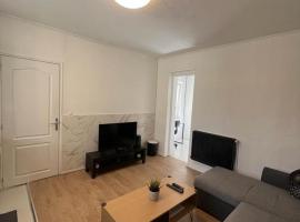 2 bedroom Apartment very close to Paris, hôtel à Bobigny