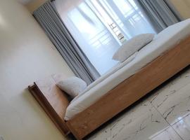 1 minute walk to Victoria Mall, plážový hotel v destinaci Entebbe