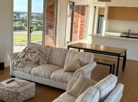 Brand New 4 bedroom home, beach escape