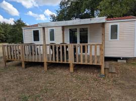 Mobil home Phoenix 6 places, hotel in La Boissière-de-Montaigu