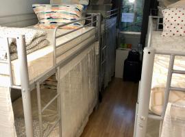 Female dorm- Femme dortoir Paris 8pm-10am