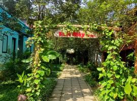 Homestay Suối M&acirc;y Garden, hotel amb piscina a Kon Rung (1)