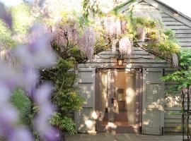 Wisteria Lodge - Stylish Countryside Lodge on 25-Acre Estate，位于Bekesbourne的酒店