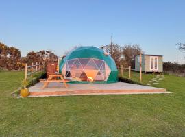 Sunset Ridge - Luxury Geodesic Dome set in the beautiful countryside, camping de lujo en Porkellis