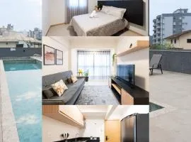 Localização Central! A 450 metros da Vila Germânica Loft com Piscina, Ar-Condicionado, Wi-Fi, Cozinha completa, Garagem Privativa, Espaço Zen, Academia, Sauna, e Mercadinho 24h