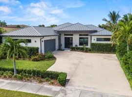 Luxurious & tropical 3-Bedroom coastal pool home