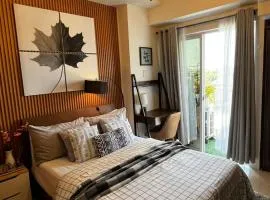 Charming and Cozy Earth-tone Studio at Inspiria with Balcony and City-View Free WiFi and Netflix beside Abreeza Mall