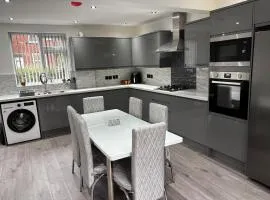 Modern 3 Bed House in Headingley - Free Parking
