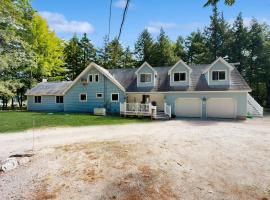 Ski & Splash Retreat, מלון בBridgton