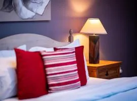 2BR Hotel-Style Near Beach, Free Parking, Sleeps 4
