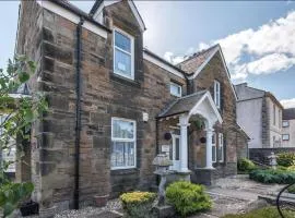 Luxury 4BR, Free Parking, Near Beach, Sleeps 8
