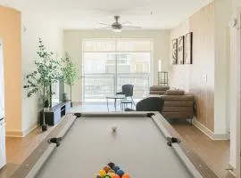 Resort-Style Retreat 1 King 2 Queens, Pool table