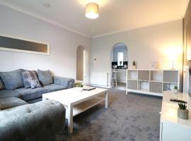 Lovely 2 BR flat, sleeps 4, hotel din Chapelhall