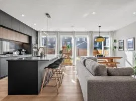 Luxury 7 Bedroom House with Karaoke Sound System and 100 Inch Projector