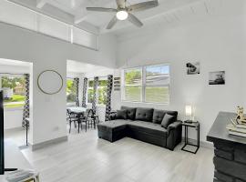 2BR 1BA Home near Nightlife and Beach, οικογενειακό ξενοδοχείο σε Fort Lauderdale