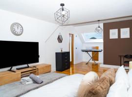 Luxury 5BD, Gym, Parking, Bus to Airport, Sleeps10, hotel v destinaci Edinburgh