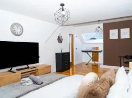 Luxury 5BD, Gym, Parking, Bus to Airport, Sleeps10