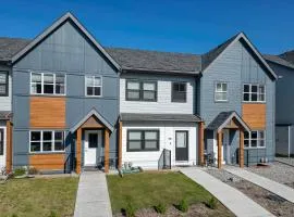 Stunning New 3 Bedroom Mountain View Condo