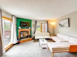 Snow Mountain Condo Hot Tub and Shuttle to Resort, ξενοδοχείο με υδρομασάζ σε West Dover