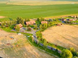2 Bedroom Loft on Horse, Goat, Donkey and Cow Farm, hotel v destinaci Bozeman