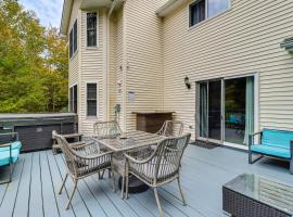 Fire Pit and Hot Tub Peaceful Poconos Farms Getaway، فندق شاطئي في Tobyhanna