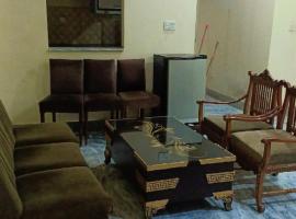 Trendy Apartment Near Canal Road, hotel di Faisalabad