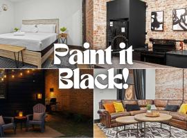 Unique Black Home in the Heart of Shelby Park、ルイスビルのホテル