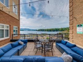 Smith Mtn Lake Retreat: Indoor Pool/Hot Tub Access, hotel a Huddleston