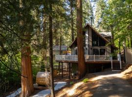 LeDome A-Frame Cabin w Sauna, Hot Tub, Fire Pit, hotel in Arnold