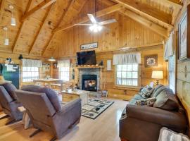 Hot Tub and Deck! Bear Hugs Cabin Near Gatlinburg, hotel in Glade