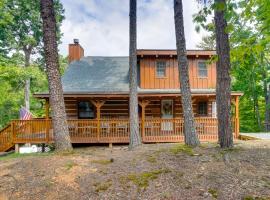 Hot Tub and Deck! Bear Hugs Cabin Near Gatlinburg, hotel v destinácii Glade