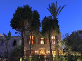 Dar Asmat Batroun Charming 3-Bedroom Stone Home Steps from Old Town & Beach, hotel en Batroun